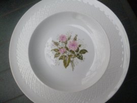 Bavaria (Annabell) diepe borden met roze roosjes en gipskruid 22.5 cm