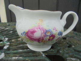 Melkkannetje Jarolina / Karolina met grote bloemboeketten oa. roze roos