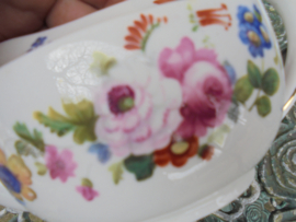 Aparte ovale Engelse Theepot met groot bloemboeket / roze roos "The Old English"