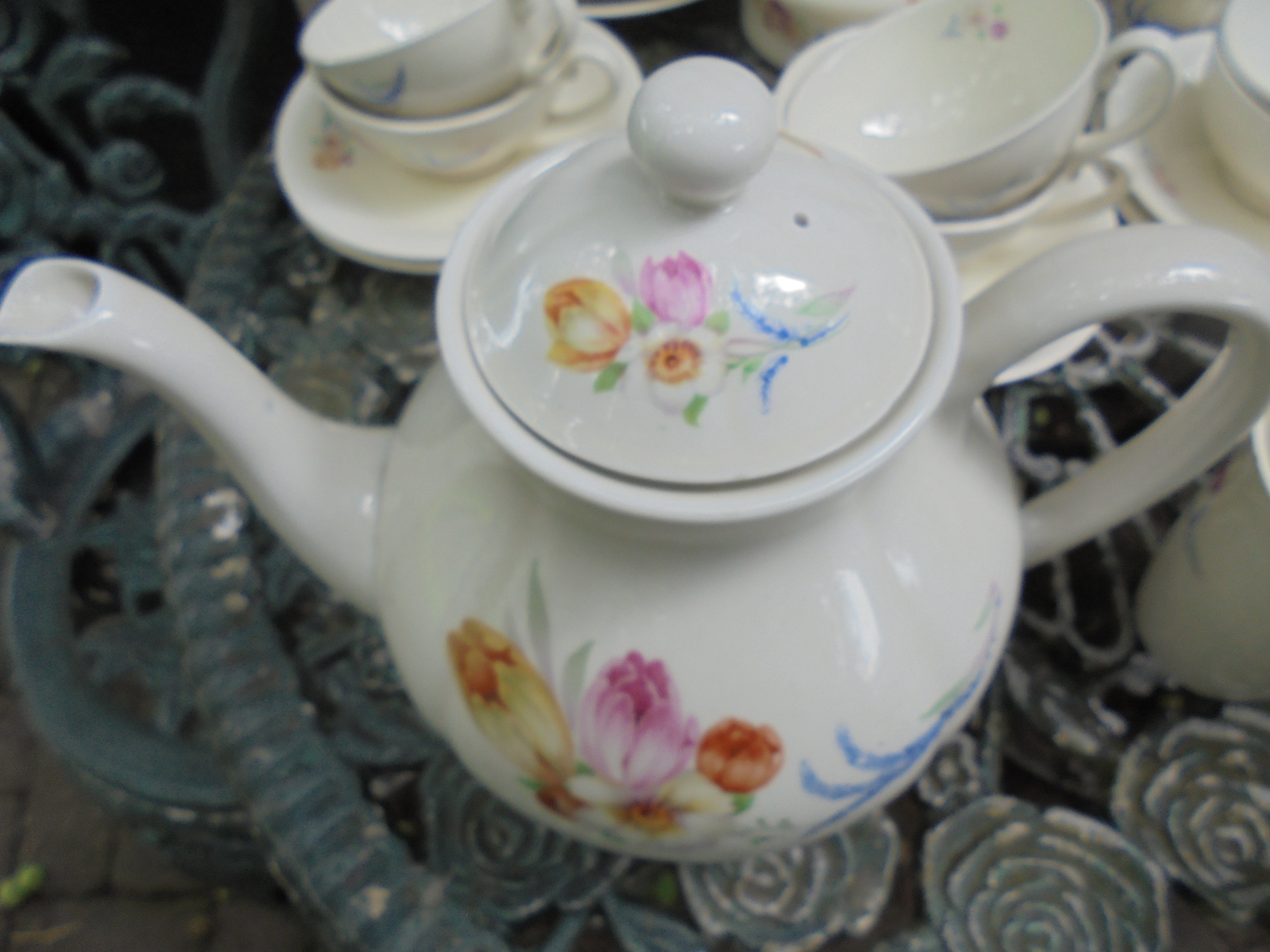 Theepot MOSA met bloemboeket met oa. roze en gele tulp