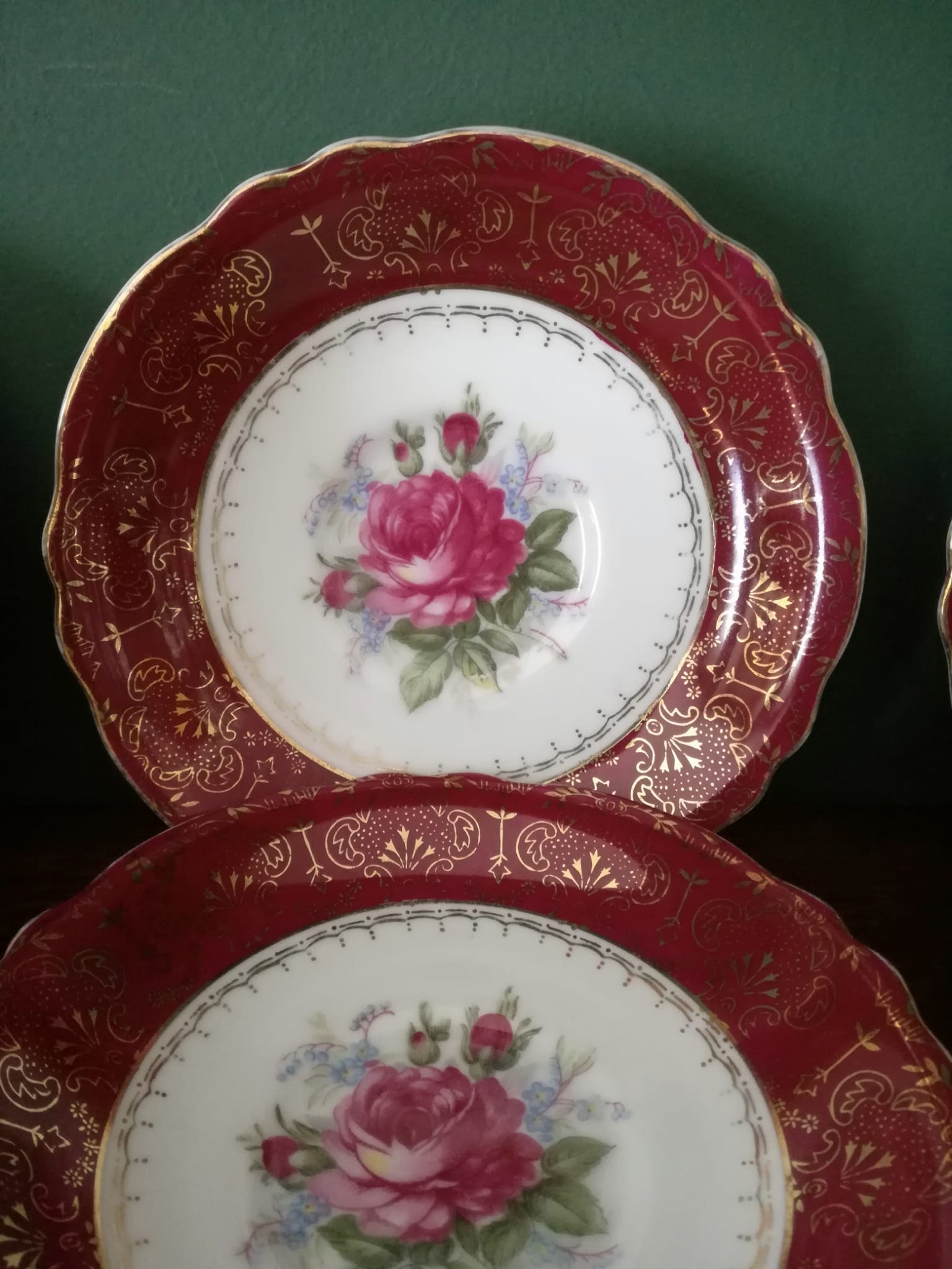 Kop en schotel Bordeaux rood met grote roze pioen roos