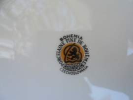 Theepot Bohemia Carlsbad met grijs bloemboeket met oa. roos