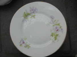 Gebaksbordje met pastel paarse bloem (Lathyrus?) C T Altwasser Silesia