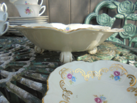 Presenteerschaaltje Petit four Edelstein Bavaria met bloemetjes / roze roosjes  en goud decoratie