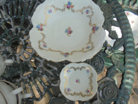 Presenteerschaaltje Petit four Edelstein Bavaria met bloemetjes / roze roosjes  en goud decoratie