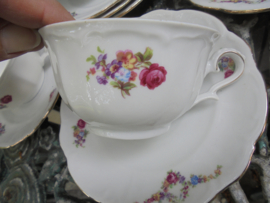 Kop en schotel Bareuther Bavaria met bloemboeketjes met oa roze roosjes