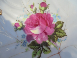 Petit Four / Presenteerschaaltje met grote roze (pioen) roos