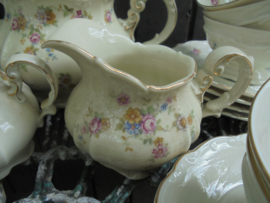Theeservies Hertel Jacob met bloemetjes guirlandertjes met oa. roze roosjes