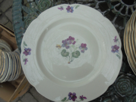 Dinerbord Handelsmerk/ Theepot gemerkt met paarse viooltjes