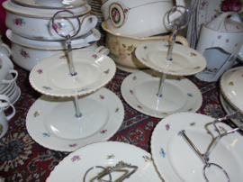 ZELDZAAM!! 3 Laags etagere Rosemary vol strooibloemetjes met oa. roze roosjes