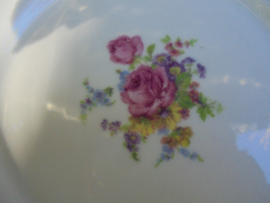 Windsor Bavaria Soepterrine met grote bloemboeketten met oa. roze pioen roos