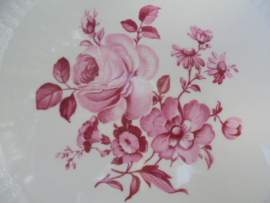 Gebakschaal met roze/rood bloemboeket  met oa pioen roos