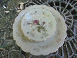 Petit four set met wilde roze roosjes en goud decoratie
