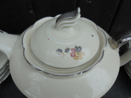 Art Deco Theeservies met gele, zwarte en oranje/rode bloemen