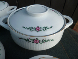 Dinerservies Scherzer Bavaria Paola met roze roosjes en groen takje