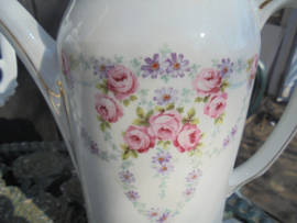 Koffiepot met roze roosjes en paarse bloemetjes guirlandertjes