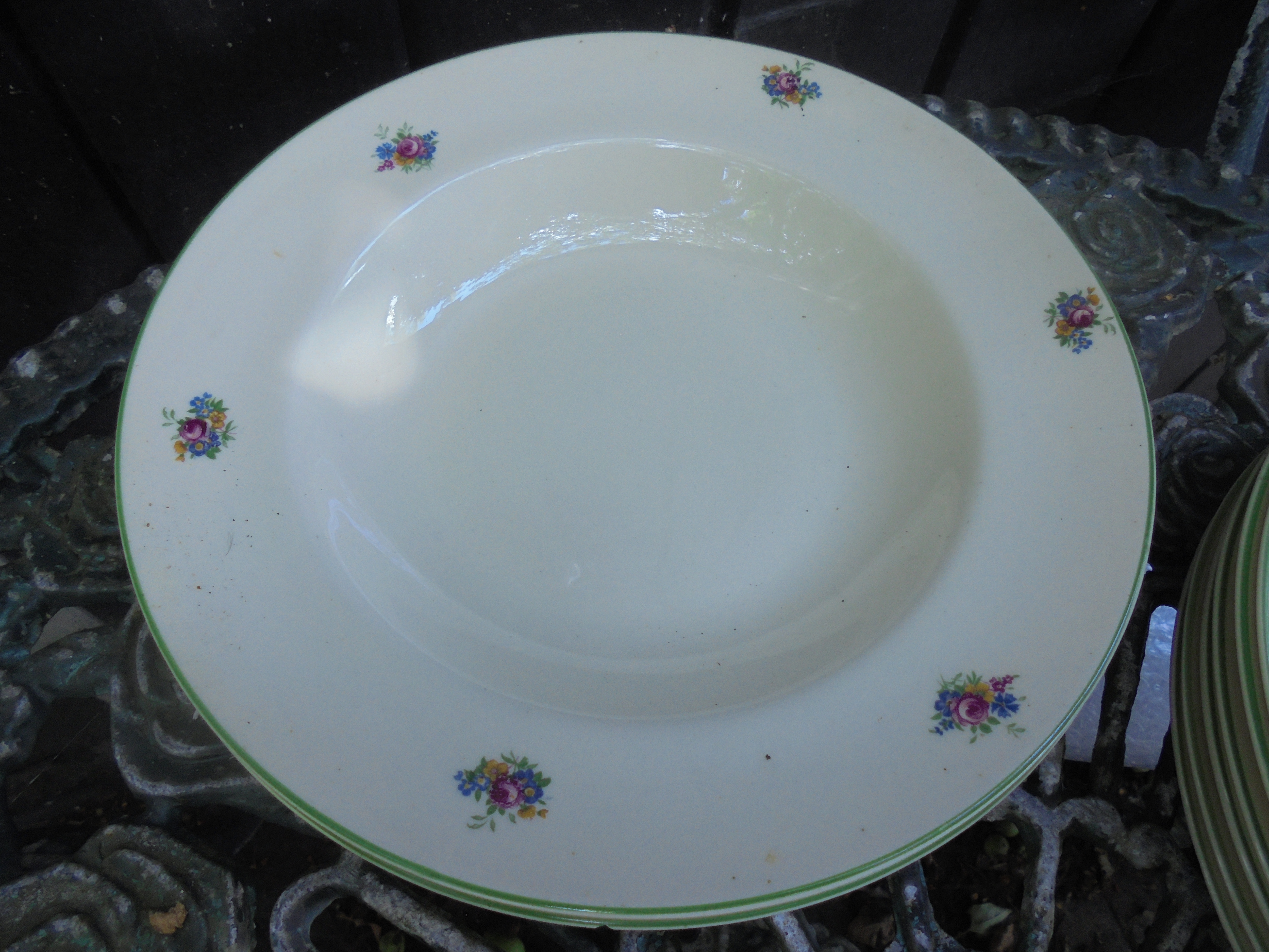 2 x Diep bord Plazuid met bloemboeketjes/ roze roosje en groene rand