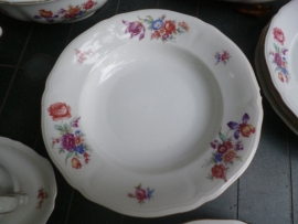 4 Diepe borden Mitterteich Bavaria met groot bloemboeket met oa. rose roos