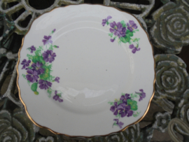 Gebaksbordje Colclough met paarse bloemetjes / viooltjes