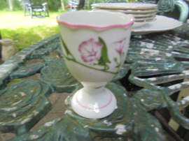 Wit porseleinen Eierdop met roze bloem / bloesem