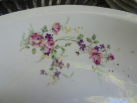 Broodschaal met roze roosjes en paarse bloemetjes