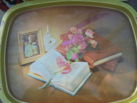 Apart rechthoekig blik met "invallend" deksel met boek / bloemen