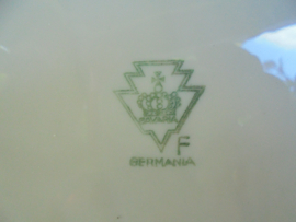 Gebakstel Bavaria F met Eiken (?) blad in zacht grijs en hard roze