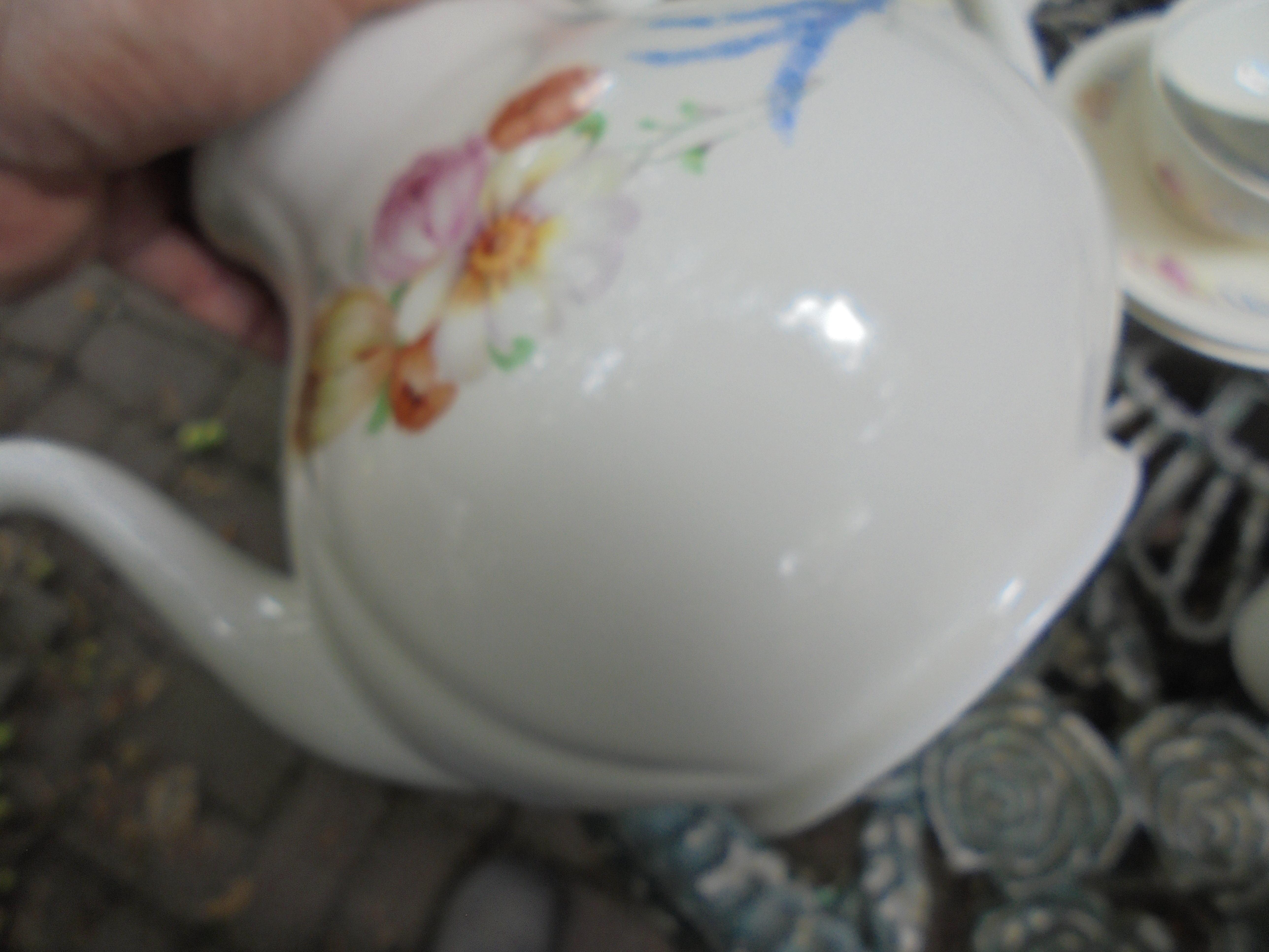 Theepot MOSA met bloemboeket met oa. roze en gele tulp