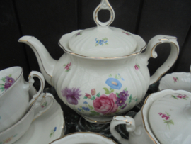 Theeservies Titania Barok met bloemboeketten / roze pioen roos