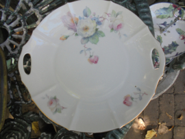 Art Deco gebakschaal met pastel bloemboeket met oa rozen
