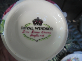 Engelse Kop en schotel Royal Windsor met grote diep roze pioen roos