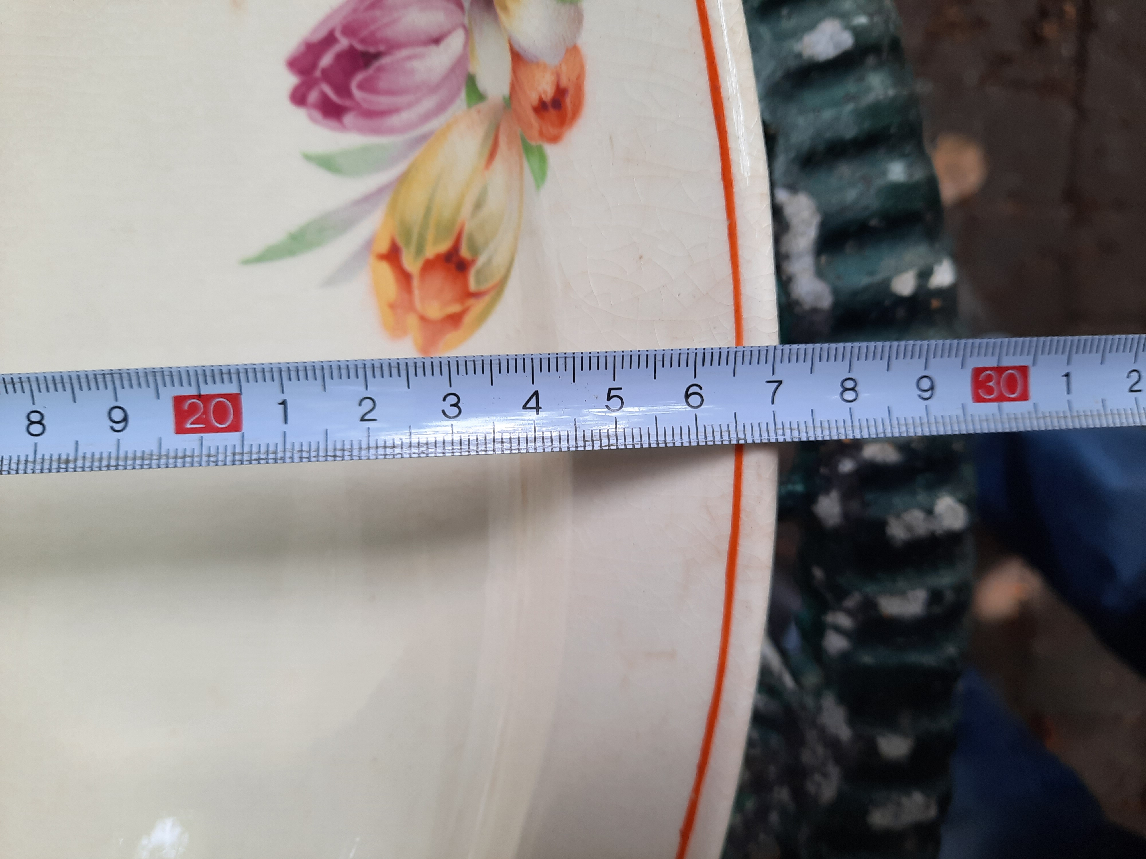 Grote ovale vleesschaal MOSA (Plateel) met bloemboeket met oa. roze en gele tulp
