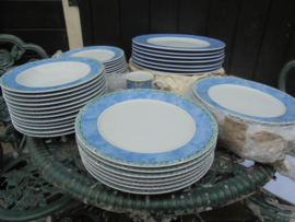 Diep bord met blauwe rand
