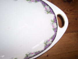 Broodschaal met rand van wit/roze roosjes en paarse sering