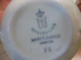 Kop en schotel Winterling Marktleuthen Bavaria met roze en gele roosjes guirlandertjes