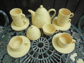 GEEL Theeservies met "gevlochten" rand