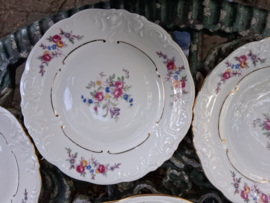 Gebakstel Wawel met roze roosjes en blauw/paarse bloemetjes