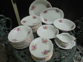 Dinerservies Wawel 12/11 persoons met grote bloemboeketten met oa. roze pioen roos