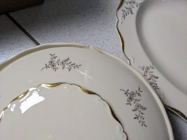Groot 11/12 persoons Dinerservies Boch met gouden bloemetjes en bies