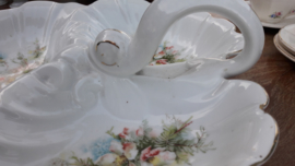 Hele grote 3 vaks schaal met greep met pastel rozen/bloemen in roze, wit en zacht blauw