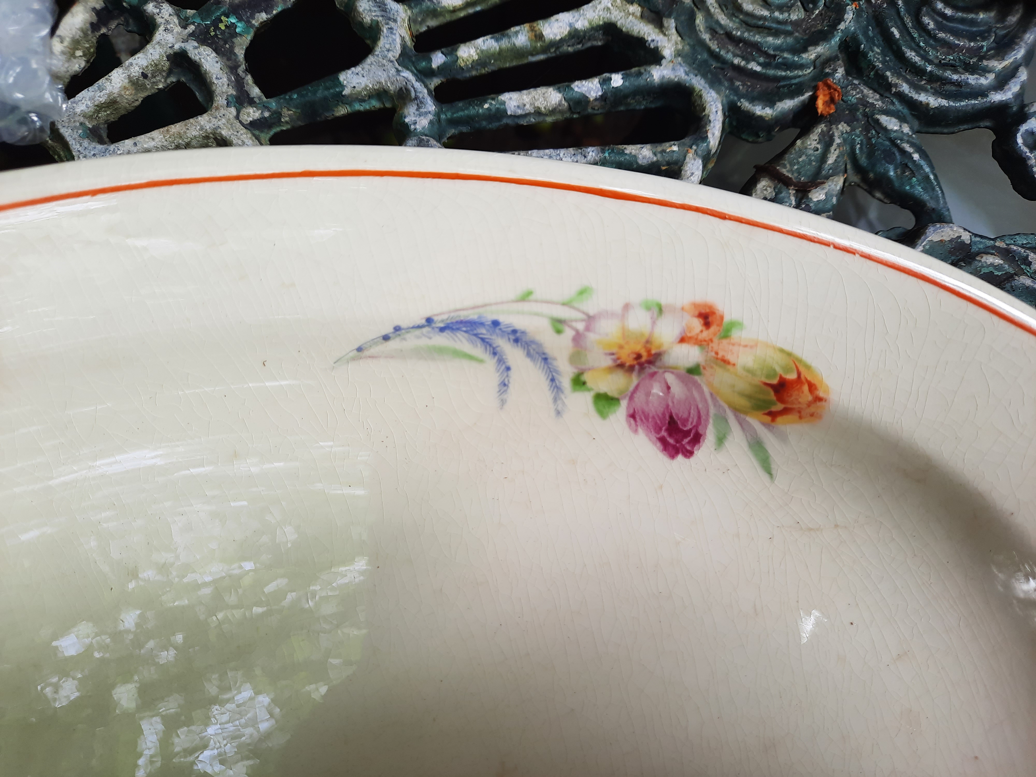 Grote ovale vleesschaal MOSA (Plateel) met bloemboeket met oa. roze en gele tulp