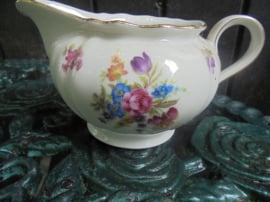 Melkkannetje Elfenbein Bavaria met bloemboeket