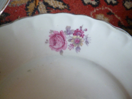 Ontbijtbordje MOSA met gekartelde rand en bloemboeket met roze (pioen) roos en geel bloempje