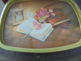 Apart rechthoekig blik met "invallend" deksel met boek / bloemen