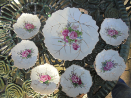 Bladvorming petitfoursetje met roze (pioen) roos