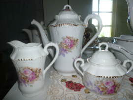 Grote Koffiepot Brussels Porselein met roze/rode roos /paarse seringtak en goudaccent