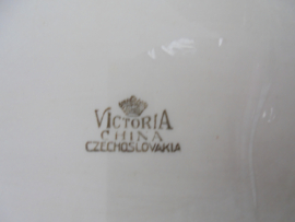 Kaasstolp Victoria wit met sierlijk reliëfwerkje en randje