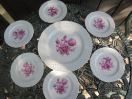 Gebakstel Schumann Arzberg Bavaria met roze bloemboeketten met oa. roos