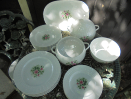 12 persoons Dinerservies Hutschenreuther met roze roosjes