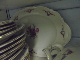Dinerservies Mitterteich Bavaria met grote bloemboeketten met oa. roze roos
